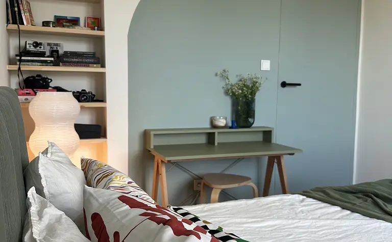 Wnętrze sypialni w stylu boho, eklektycznym i skandynawskim z zielonym biurkiem