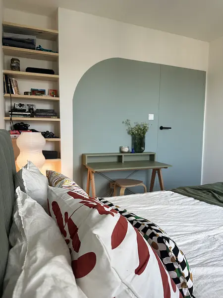 Wnętrze sypialni w stylu boho, eklektycznym i skandynawskim z zielonym biurkiem