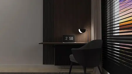 Minimalistyczny gabinet z drewnianym biurkiem, lampą i laptopem.