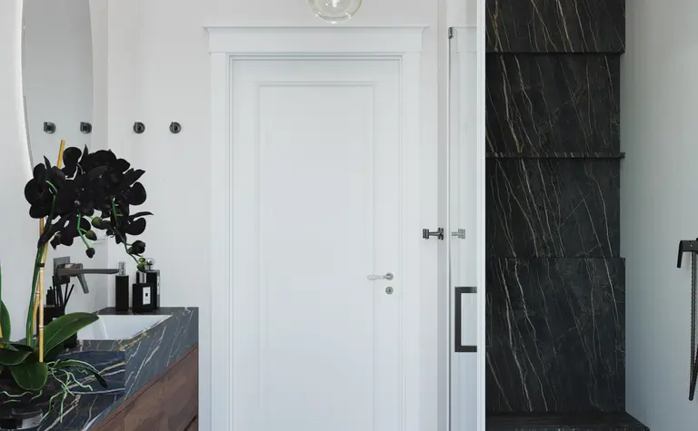 Nowoczesna łazienka z minimalistycznym designem, czarną zabudową i drewnianymi elementami.