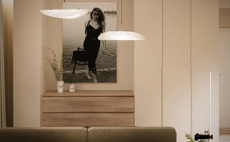 Eklektyczne wnętrze z boho akcentami, drewniana komoda, lampa, obraz na ścianie