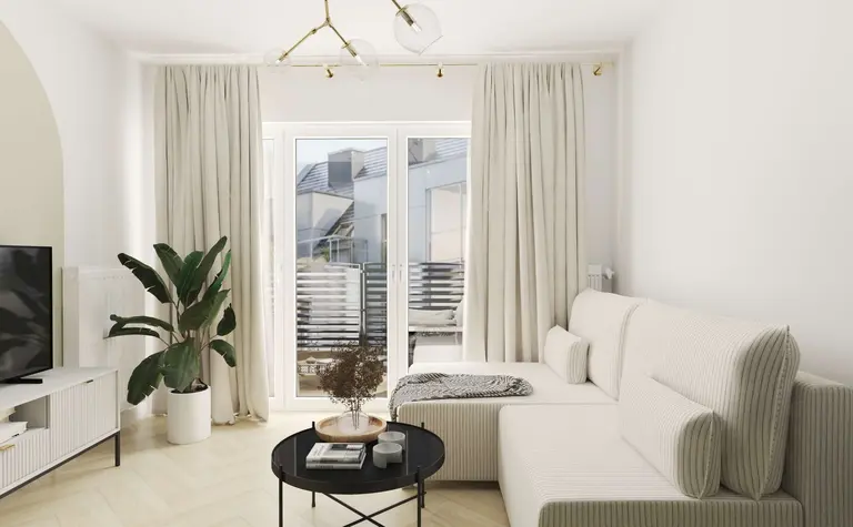 Salon w stylu boho, eklektycznym i minimalistycznym z jasną sofą i rośliną doniczkową.