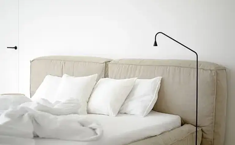 Kuchnia z niebieskimi szafkami, drewnianym blatem i nowoczesnym wystrojem dopamine decor.