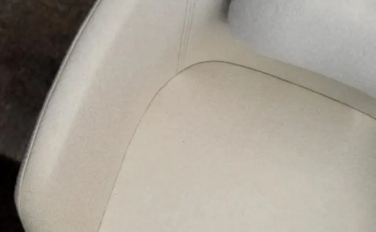 Nowoczesny fotel w jasnym kolorze na ciemnym tle, współczesny design.