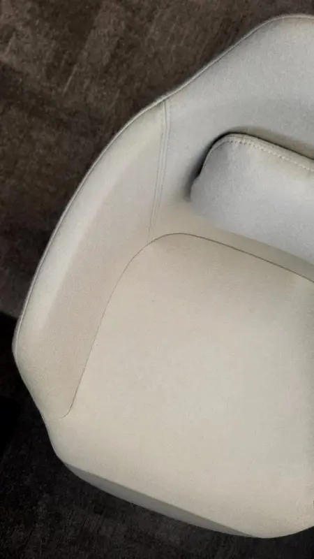 Nowoczesny fotel w jasnym kolorze na ciemnym tle, współczesny design.