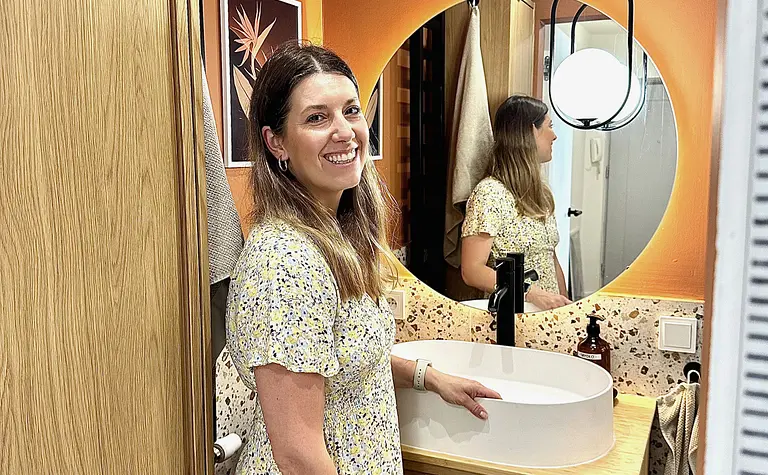 Nowoczesna łazienka w stylu boho, eklektycznym i skandynawskim z drewnianymi elementami.