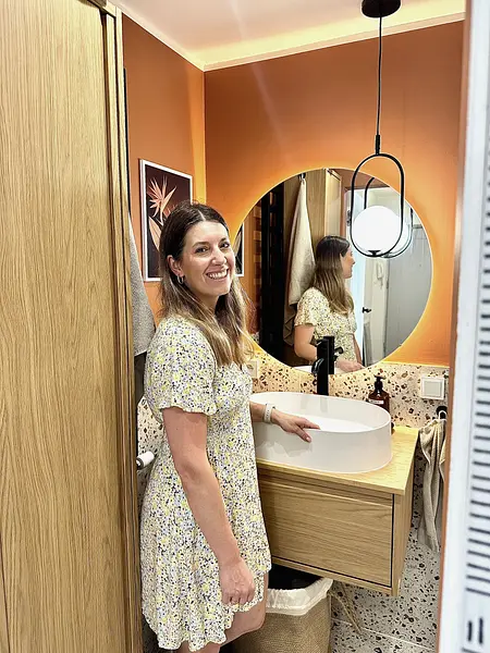 Nowoczesna łazienka w stylu boho, eklektycznym i skandynawskim z drewnianymi elementami.