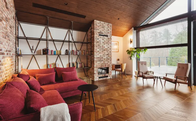 Wnętrze salonu w stylu dopamine decor, eklektycznym, industrialnym, rustykalnym i vintage.