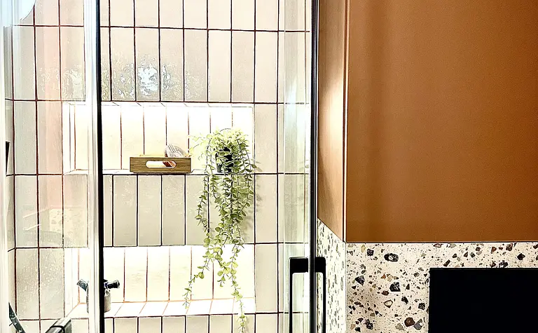 Nowoczesna łazienka w stylach boho, eklektycznym i skandynawskim z przeszkloną kabiną