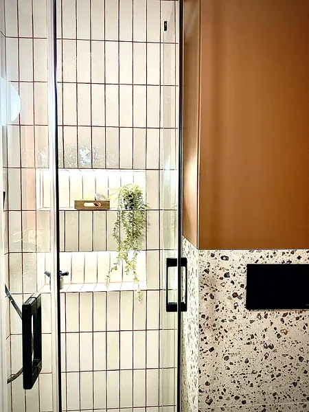 Nowoczesna łazienka w stylach boho, eklektycznym i skandynawskim z przeszkloną kabiną