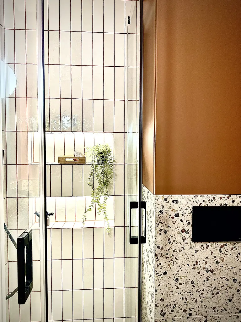 Nowoczesna łazienka w stylach boho, eklektycznym i skandynawskim z przeszkloną kabiną