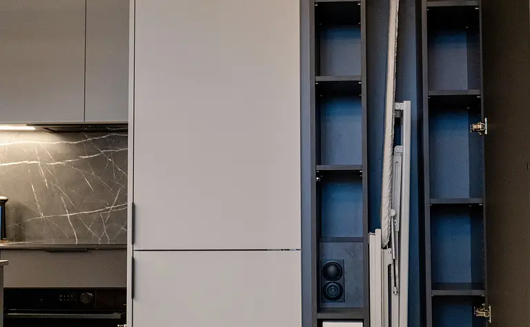 Nowoczesna kuchnia z szarymi szafkami i minimalistycznymi akcentami