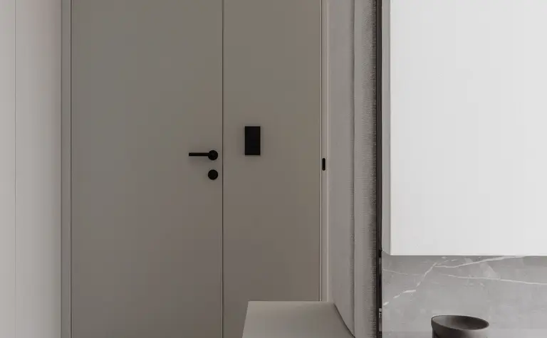 Nowoczesny przedpokój z szarymi ścianami, białym furniturem i marmurową podłogą.