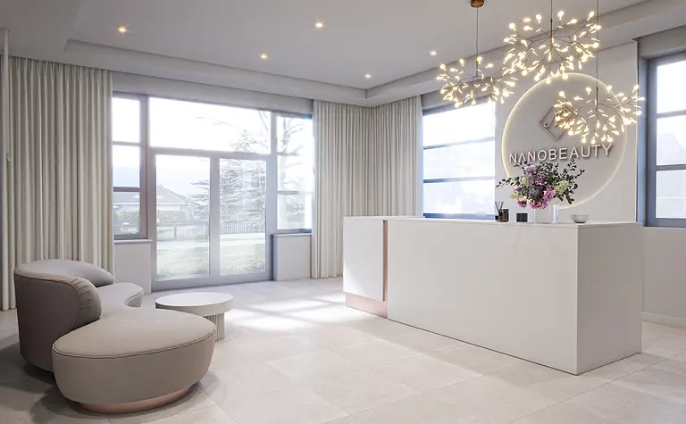 Recepcja minimalistyczna z białym biurkiem, szarym fotelem i nowoczesnym oświetleniem.