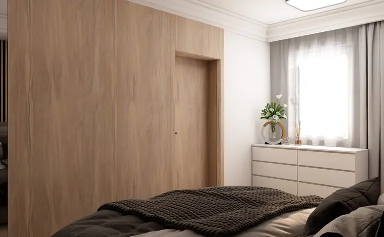 Wnętrze sypialni z drewnianą ścianą, białymi meblami i roślinami.