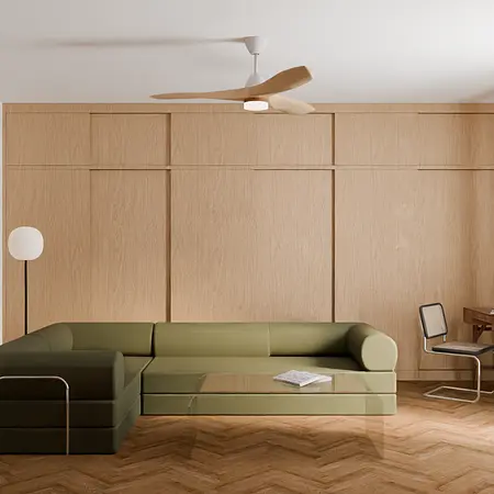 Wnętrze salonu w stylu vintage z zieloną sofą i drewnianą podłogą.