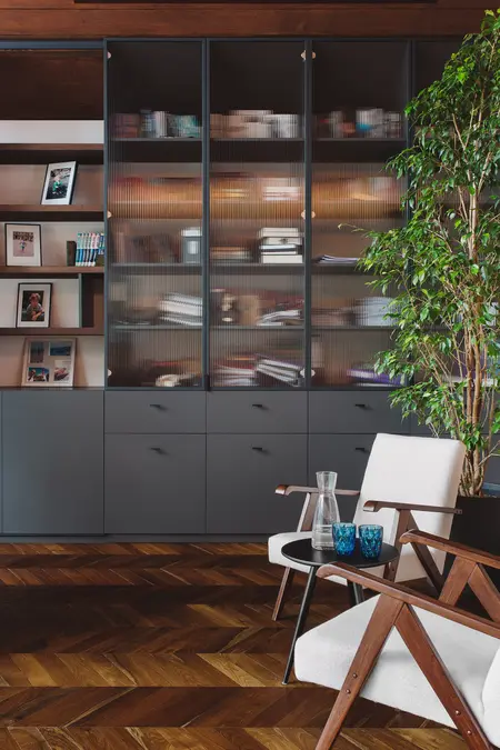 Wnętrze z szafką, białymi krzesłami, rośliną, styl dopamine decor, eklektyczny, industrialny, rustykalny, vintage.