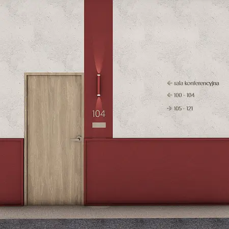 Korytarz z drewnianymi drzwiami, czerwonymi akcentami, industrialny i minimalistyczny design.