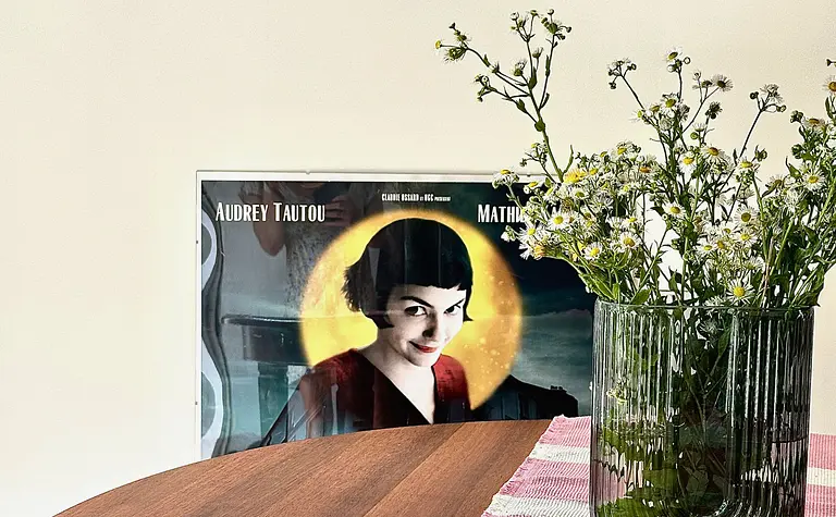 Wnętrze jadalni w stylu boho, skandynawskim i eklektycznym z drewnianym stołem i kwiatami.