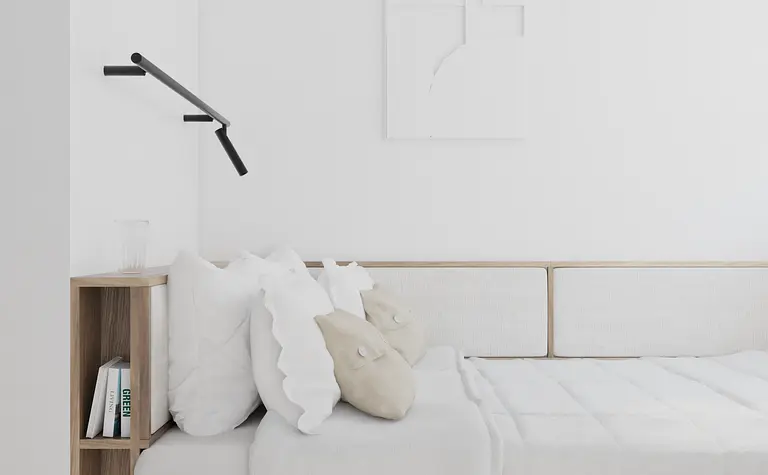 Minimalistyczna sypialnia z białym łóżkiem, poduszkami i drewnianymi elementami.