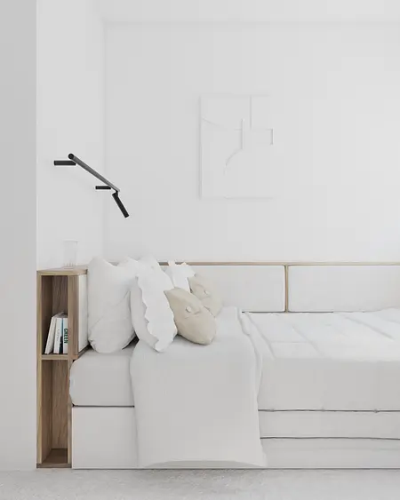 Minimalistyczna sypialnia z białym łóżkiem, poduszkami i drewnianymi elementami.