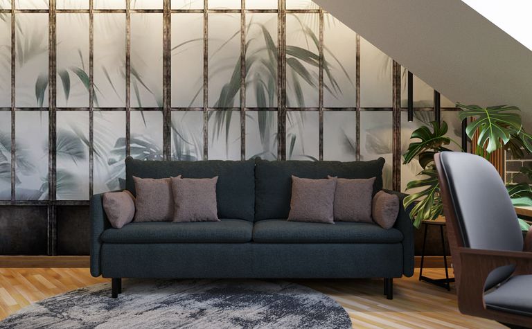 Wnętrze poddasza z zieloną sofą, roślinami oraz minimalistycznym designem.