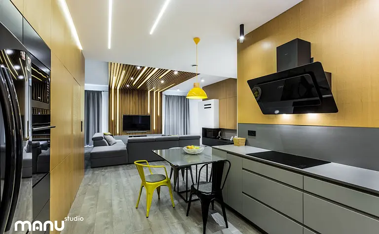 Wnętrze kuchni w stylu industrialnym i skandynawskim z drewnianymi detalami i nowoczesnym oświetleniem.