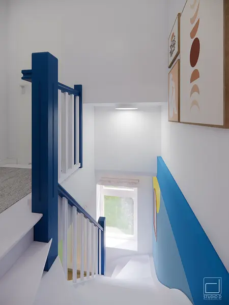 Wnętrze schodów z niebieską balustradą i obrazami, styl dopamine decor.