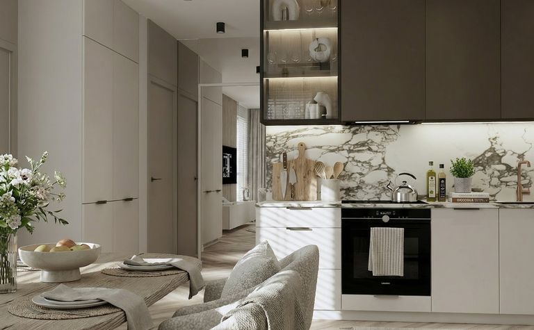 Wnętrze kuchni z marmurowym blatem, drewnianym stołem oraz nowoczesnym designem w stylu quiet luxury.