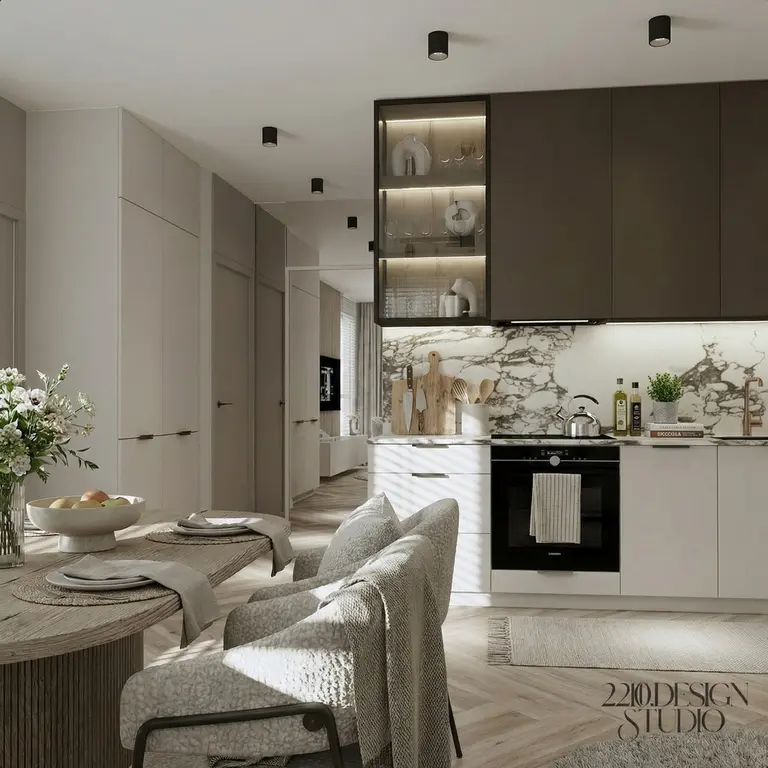 Wnętrze kuchni z marmurowym blatem, drewnianym stołem oraz nowoczesnym designem w stylu quiet luxury.