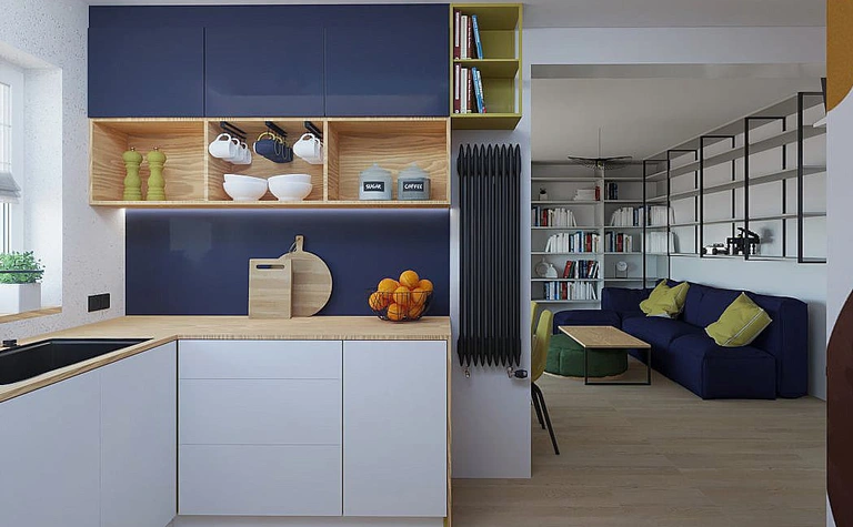 Kuchnia z niebieskimi meblami, drewnianymi akcentami i detalami dopamine decor.