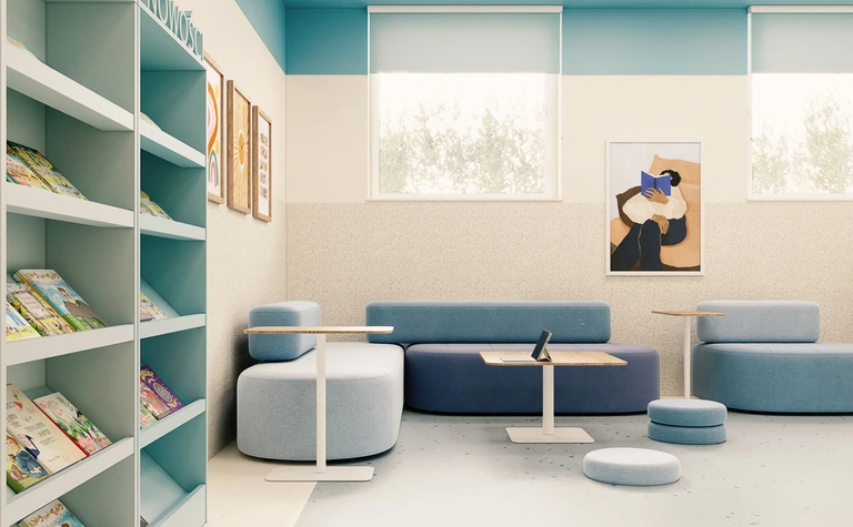 Pokój z niebieskimi meblami, regałem i nowoczesnymi akcentami. Dopamine decor, eklektyczny styl.