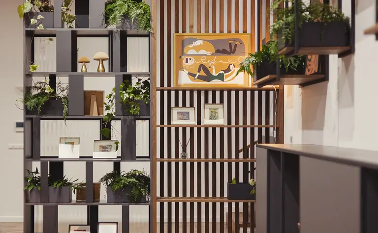 Wnętrze z eklektycznymi półkami, roślinami i drewnianymi akcentami. Styl dopamine decor, industrialny, rustykalny, vintage.