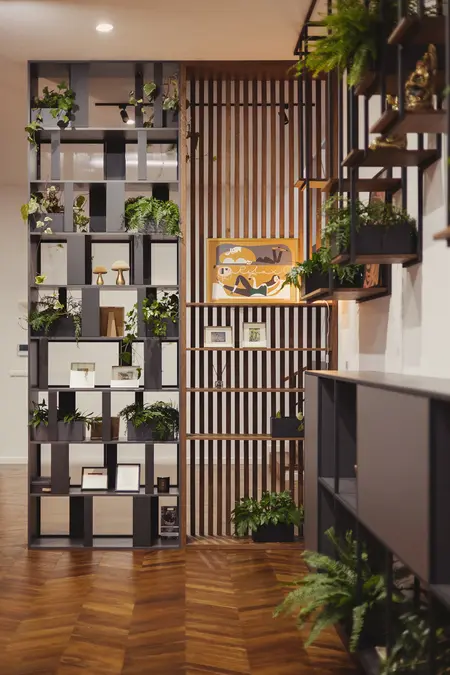 Wnętrze z eklektycznymi półkami, roślinami i drewnianymi akcentami. Styl dopamine decor, industrialny, rustykalny, vintage.