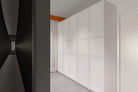 Garderoba w stylu minimalistycznym i skandynawskim z białymi meblami.