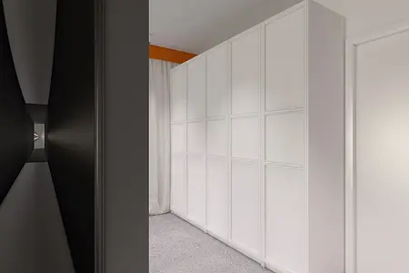 Garderoba w stylu minimalistycznym i skandynawskim z białymi meblami.