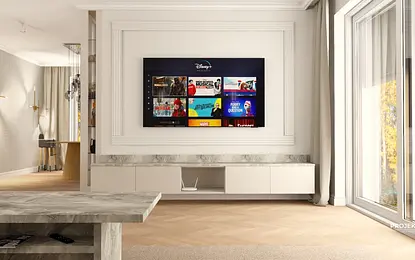 Współczesny salon z telewizorem, jasnym stołem i oknem.