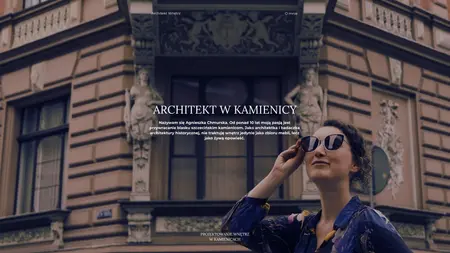 Fasada kamienicy z detalami art deco i vintage, okna i rzeźby.