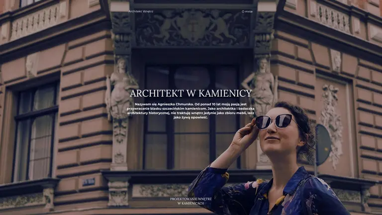 Fasada kamienicy z detalami art deco i vintage, okna i rzeźby.