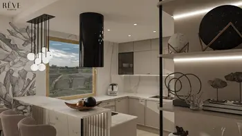 Nowoczesna kuchnia minimalistyczna z marmurowym blatem, czarnymi lampami i dekoracjami.